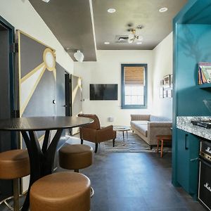 Dew Drop Inn Hotel & Lounge